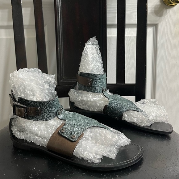 NWOT Tory Burch Tegan Stingray Smoke Vegan Leather Gladiator Sandals Size 6.5 - Picture 5 of 8